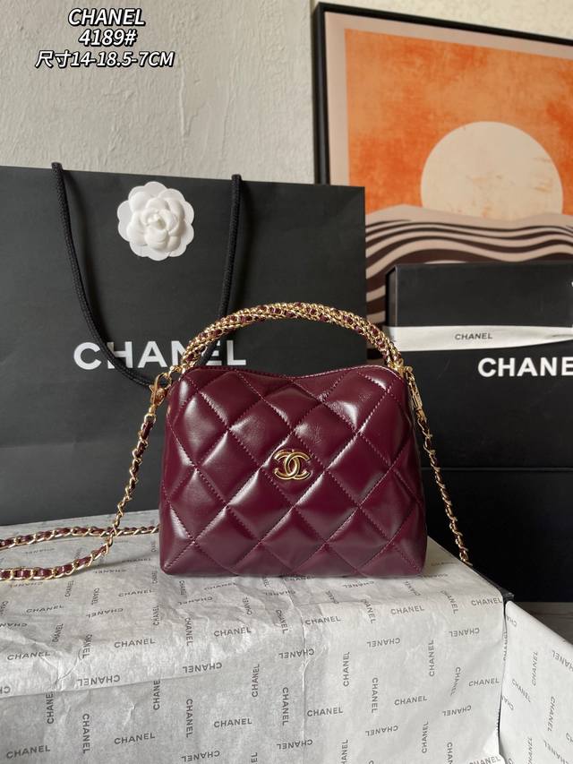 厂价 。 最高版本原厂皮顶级原单配专柜全套包装 配盒 24B 饭盒包Hobo 编织手柄 配金属链条 编制手柄设计风格 链条是可拆卸 超级精致又可爱 手感柔柔软软