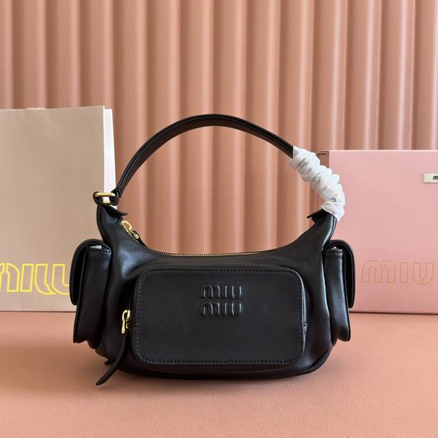 配置专柜全套包装特级五金原厂皮 羊皮革Hobo腋下包～复古、这款Hobo腋下包流露迷人的现代都市风情。多口袋设计模糊功能与装饰的界限，标志性的刻字徽标注入鲜明个