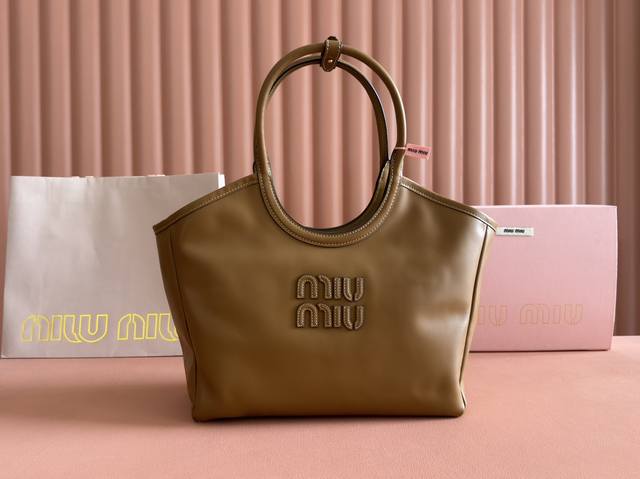 配置专柜全套包装 Miuhobo 托特腋下包！系列限定款，这款设计得能让更多美眉轻松驾驭 Effor 的时髦感，包包自重也很轻长度不会压个子，深深种草 真的让人