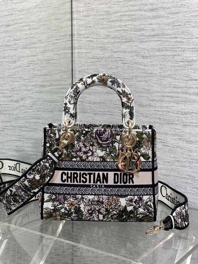 原厂 配全套原版包装 五格现货 Lady最新春夏最新系列，简洁的拼色，精美绝伦的刺绣，让整个包非常亮眼，大容量的设计 ，凹造型神器，时尚精必入款，超级复古的，容