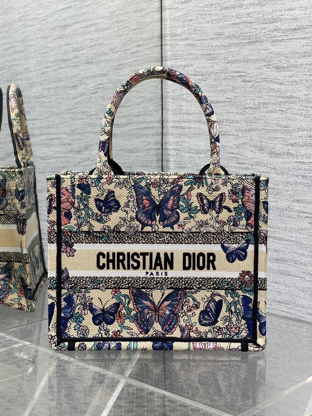 原厂 配全套原版包装 小号现货 Tote最新尺寸小号,被种草了这个包,比原本的小号短一点,显得非常秀气,既保留了小包的精致可爱,又兼具了大包的大容量,完全满足日 原厂 配全套原版包装 小号现货 Tote最新尺寸小号,被种草了这个包,比原本的小号短一点,显得非常秀气,既保留了小包的精致可爱,又兼具了大包的大容量,完全满足日