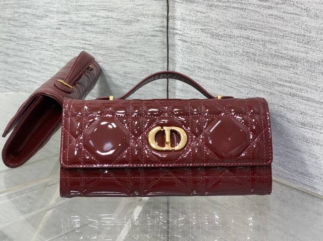 顶级 配全套原版包装 工厂P现货 Miss Caro Top Handle 手拿包~经典超大菱格皮Cd钮扣，是不是千金感满满 Size:24*12*4Cm