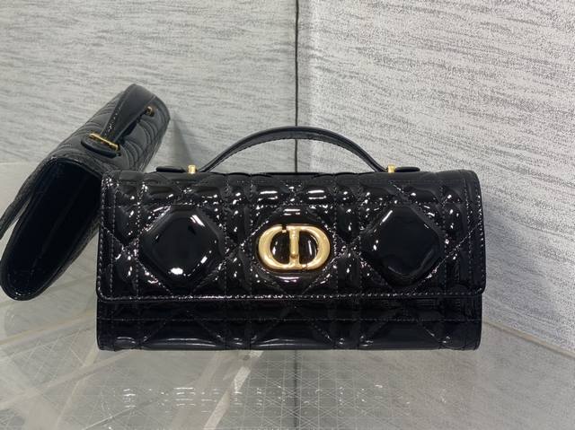 顶级 配全套原版包装 工厂P现货 Miss Caro Top Handle 手拿包~经典超大菱格皮Cd钮扣，是不是千金感满满 Size:24*12*4Cm