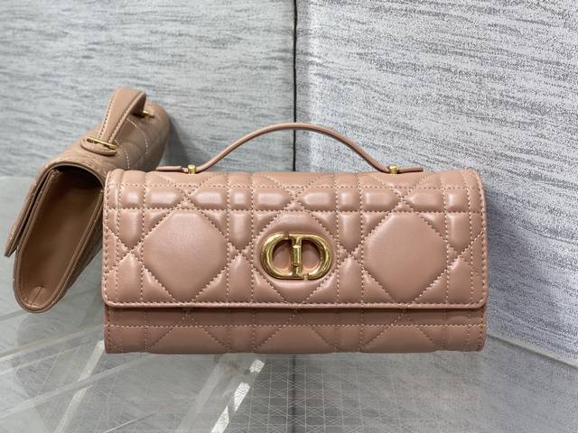 顶级 配全套原版包装 工厂P现货 Miss Caro Top Handle 手拿包~经典超大菱格皮Cd钮扣,是不是千金感满满 Size:24*12*4Cm 顶级 配全套原版包装 工厂P现货 Miss Caro Top Handle 手拿包~经典超大菱格皮Cd钮扣,是不是千金感满满 Size:24*12*4Cm