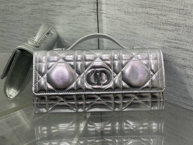 顶级 配全套原版包装 工厂P现货 Miss Caro Top Handle 手拿包~经典超大菱格皮Cd钮扣，是不是千金感满满 Size:24*12*4Cm