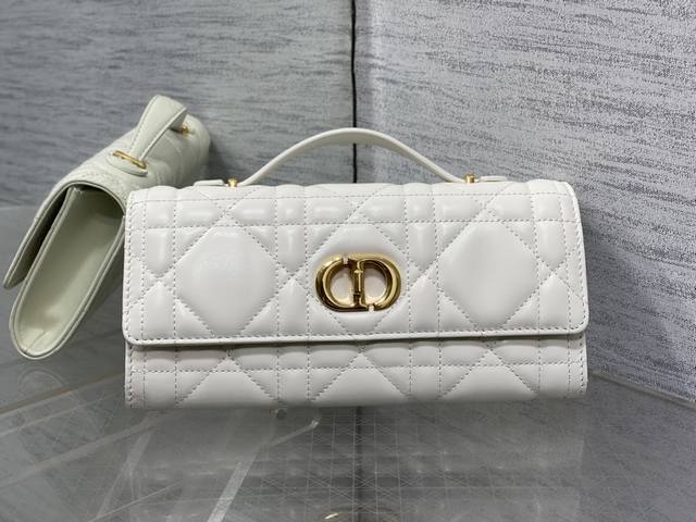 顶级 配全套原版包装 工厂P现货 Miss Caro Top Handle 手拿包~经典超大菱格皮Cd钮扣，是不是千金感满满 Size:24*12*4Cm