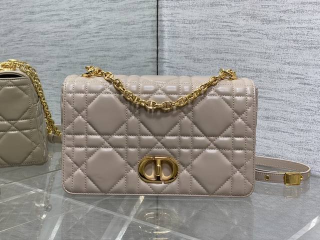 顶级 配全套原版包装 中号现货 砖柜最新Caro 胖胖包，经典的菱格纹，高质感的金色五金，又优雅又飒，手感极好的小牛皮，精美又别致的链条，多种背法，容量可观，可