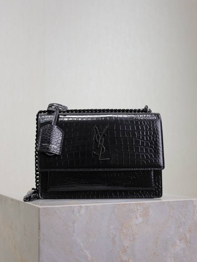 黑色鳄鱼纹配黑扣 Sunset 22Cm_ 无敌经典款Sunset日落包!出了这么长时间热度依然不减,可见它受人喜欢的程度非同一般!高品质意大利进口牛皮,Zp开 黑色鳄鱼纹配黑扣 Sunset 22Cm_ 无敌经典款Sunset日落包!出了这么长时间热度依然不减,可见它受人喜欢的程度非同一般!高品质意大利进口牛皮,Zp开