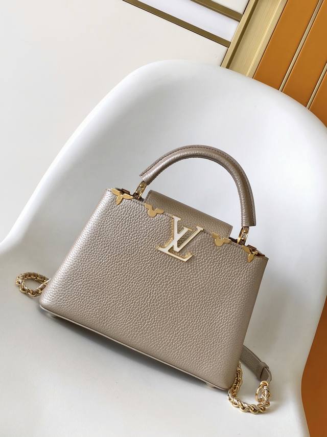 动态163变码芯片 特级原厂 M22436 金属皮色 本款 Capucines 迷你手袋于手柄融入精致 Monogram 花卉，以细腻笔触呈现 Lv 标识的立体