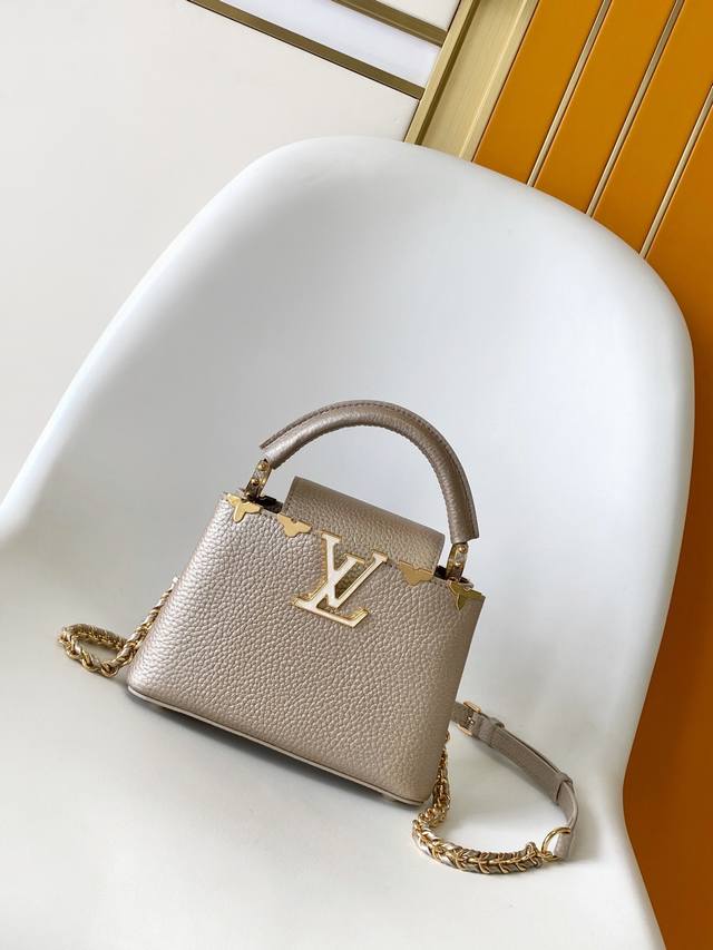 动态163变码芯片 特级原厂 M22436 金属皮色 本款 Capucines 迷你手袋于手柄融入精致 Monogram 花卉，以细腻笔触呈现 Lv 标识的立体