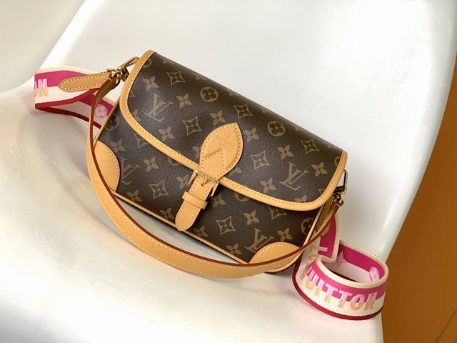 m45985黑色M46049玫红 顶级原单Diane 手袋重塑 1990 年代的经典设计，为 Monogram 帆布包身融入皮革包角和传统搭扣等复古元素，搭配口