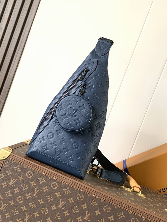 m24467深蓝 全皮压花 顶级原单 变码芯片163C 胸包 Duo 单肩包 本款 Duo 单肩包以柔软牛皮革塑造贴身构型，成就传统双肩包之外的实用之选。拉链侧