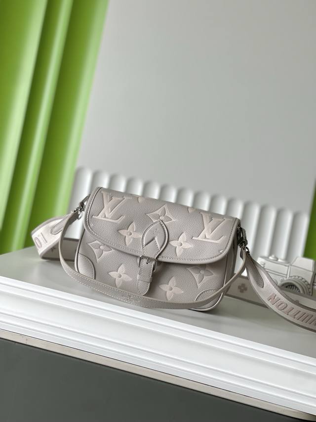 m14214 24×15×9 Diane 全皮法棍包