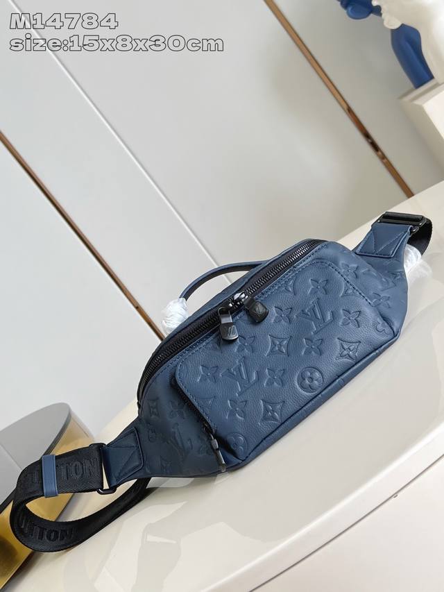 顶级原单复刻M14784 本款 Rush 腰包为 Monogram Shadow 压纹牛皮革融入哑光质感,再借俊朗色调演绎动感魅力。巧用可调节肩带,实现系腰、肩 顶级原单复刻M14784 本款 Rush 腰包为 Monogram Shadow 压纹牛皮革融入哑光质感,再借俊朗色调演绎动感魅力。巧用可调节肩带,实现系腰、肩