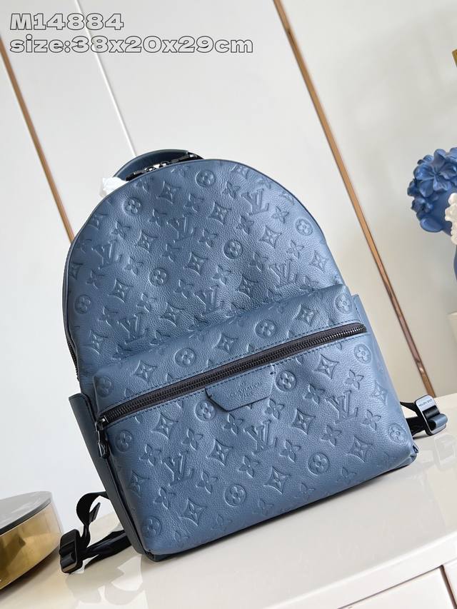 顶级原单复刻M14884 本款 Discovery 小号双肩包以 Monogram Shadow 压纹牛皮革塑造宽敞空间与圆润构型，借 Monogram 压纹含