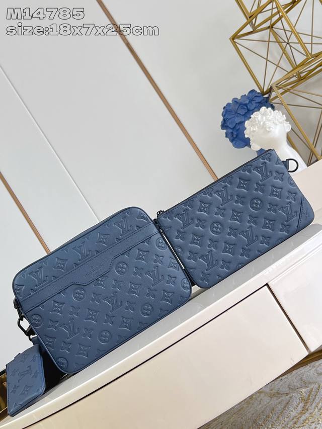 顶级原单复刻M14785 本款 Trio 邮差包取材柔软 Monogram Shadow 压纹牛皮革，为摩登 Monogram 压纹图案浸染活力色调。贴身构型融