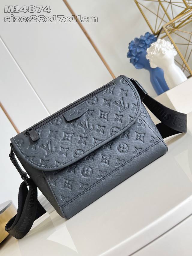 顶级原单复刻M14874 這款活力十足的Pulse Messenger郵差包糅合Monogram Shadow壓花小牛皮和黑色金屬件,盡顯精緻格調。袋款造型獨特 顶级原单复刻M14874 這款活力十足的Pulse Messenger郵差包糅合Monogram Shadow壓花小牛皮和黑色金屬件,盡顯精緻格調。袋款造型獨特