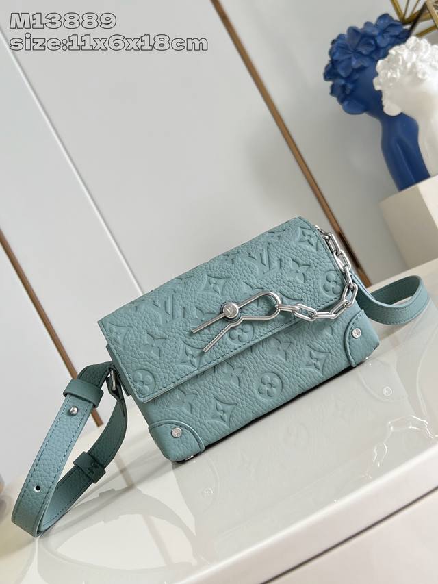 顶级原单复刻M13889 本款 Steamer 迷你手袋为 Taurillon 皮革压印 Monogram 图案，搭配金属链条和饰针。拉链内袋稳妥收纳随行物品，