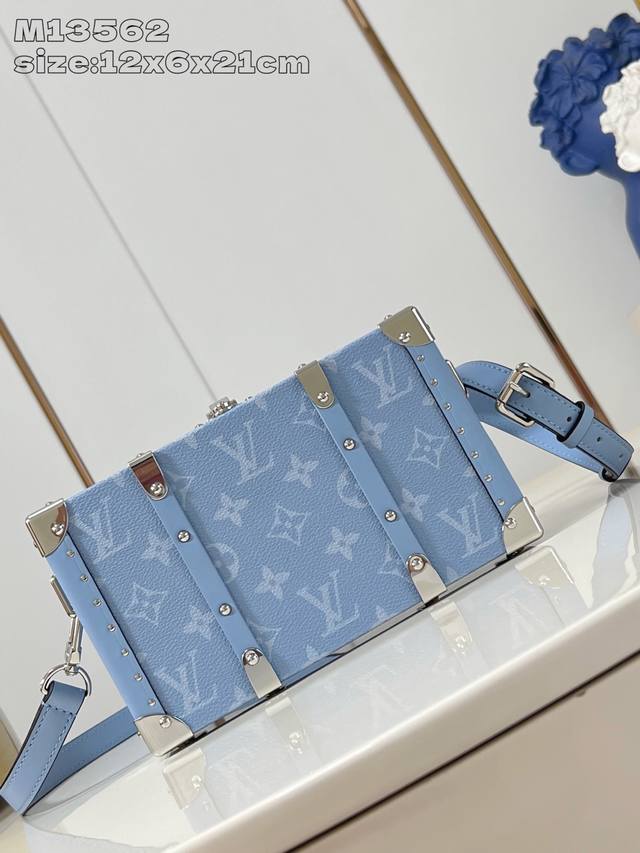 顶级原单复刻M13562蓝 本款 Wallet Trunk Taigarama 手袋取材 Monogram 帆布和牛皮革,以木条框架、搭扣和加固包角道出品牌经典 顶级原单复刻M13562蓝 本款 Wallet Trunk Taigarama 手袋取材 Monogram 帆布和牛皮革,以木条框架、搭扣和加固包角道出品牌经典