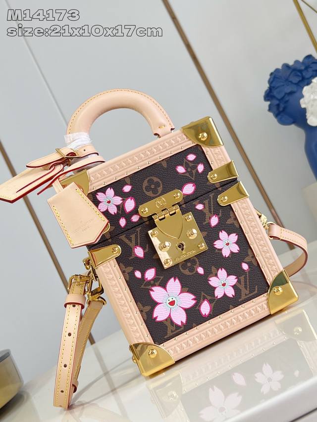 顶级原单复刻M14173 本款 Camera Box 手袋以欢欣姿态加入路易威登 X 村上隆复刻系列，为 Monogram 涂层帆布融入崭新细节，再借修长廓形致