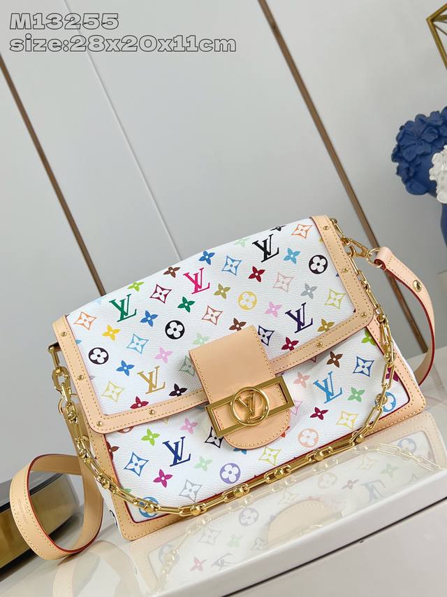 顶级原单复刻M13255白彩 這款Dauphine Soft Gm手袋以雋永的路易威登元素設計，採用柔軟的 塗層帆布製作，展現休閒日常風格。手袋綴滿世界知名日本