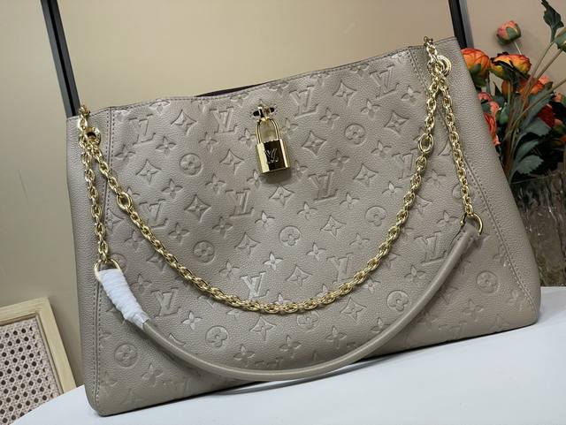 顶级原单复刻独家实拍 Anytime 中号手袋 M14324 黑色 M14658 灰褐色 压花链条 本款 Anytime 中号手袋回溯诞生于 1988 年的典藏