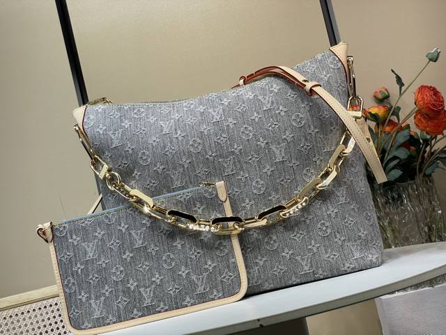 顶级原单复刻独家实拍 Coussin Hobo Mm M13390 新灰色 丹宁牛仔 链条 这款Coussin Hobo Mm庆祝了最初于2005年推出的标志性