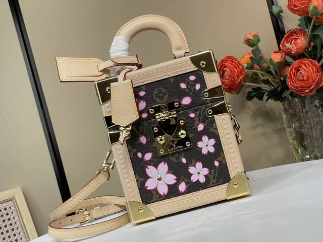 顶级原单复刻独家实拍 Camera Box 硬箱手袋 M14173 老花 樱花 村上隆 以欢欣姿态加入路易威登 X 村上隆复刻系列，为 Monogram 涂层帆