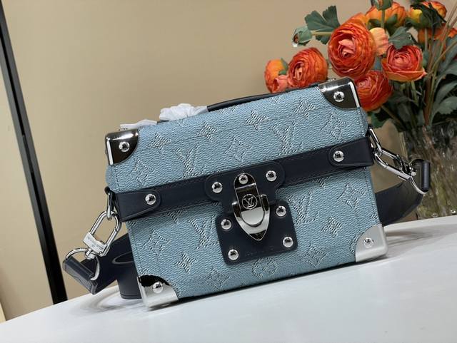 顶级原单复刻独家实拍 Soul Trunk 盒子手袋 M15035 浅蓝色 巧妙结合 Monogram Heritage 帆布、牛皮革饰边和条纹织物内衬，以矩形