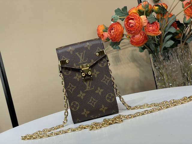 顶级原单复刻独家实拍 MéTis 手机包 M13572 老花 本款 MéTis 手机包向路易威登经典行李箱采撷灵感，以整片 Monogram 帆布裁出工致构型。