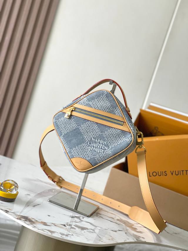 特级Mb芯片版原厂皮 本款 Chess 邮差包的别致构型致意品牌经典 Damier 格纹 型号：M40706牛仔动态芯片版 材料：A级全钢五金，进口原厂面料 包