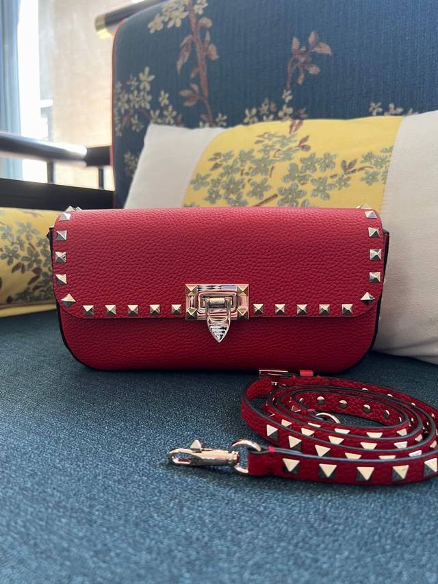 型号:2070 Garavani Rockstud粒面小牛皮手袋，配以标志性钩扣开合。 -镀金属铆钉和配件 -钩扣开合 -可调节和可拆卸肩带 -内部一个贴面口袋