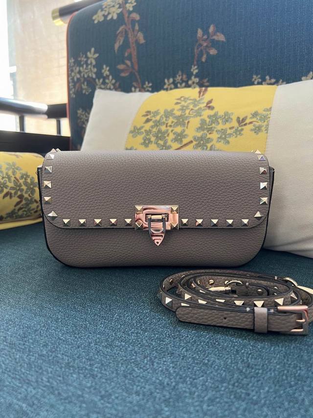 型号:2070 Garavani Rockstud粒面小牛皮手袋，配以标志性钩扣开合。 -镀金属铆钉和配件 -钩扣开合 -可调节和可拆卸肩带 -内部一个贴面口袋