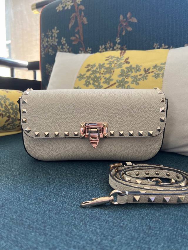 型号:2070 Garavani Rockstud粒面小牛皮手袋，配以标志性钩扣开合。 -镀金属铆钉和配件 -钩扣开合 -可调节和可拆卸肩带 -内部一个贴面口袋