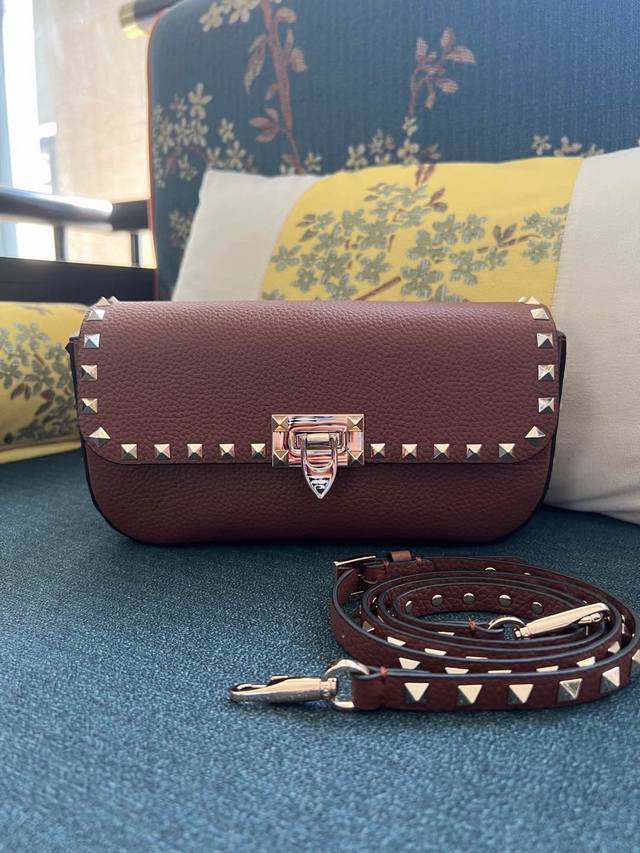 型号:2070 Garavani Rockstud粒面小牛皮手袋，配以标志性钩扣开合。 -镀金属铆钉和配件 -钩扣开合 -可调节和可拆卸肩带 -内部一个贴面口袋