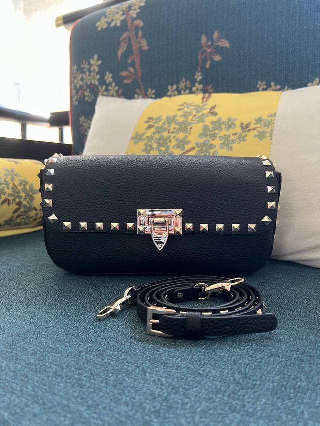 型号:2070 Garavani Rockstud粒面小牛皮手袋，配以标志性钩扣开合。 -镀金属铆钉和配件 -钩扣开合 -可调节和可拆卸肩带 -内部一个贴面口袋