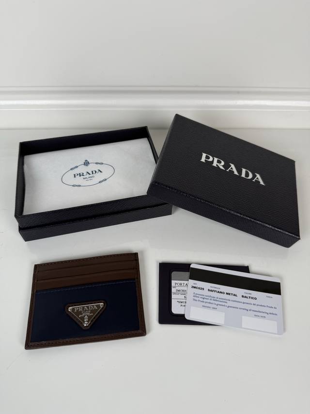 p家 男女通用小卡包，型号2Mc025，原单品质，纳柏牛皮+尼龙面料制作，6个卡位一个中间夹层，可放置多张卡片以及零，尺寸11.2×8.5Cm，实物拍摄，所见即