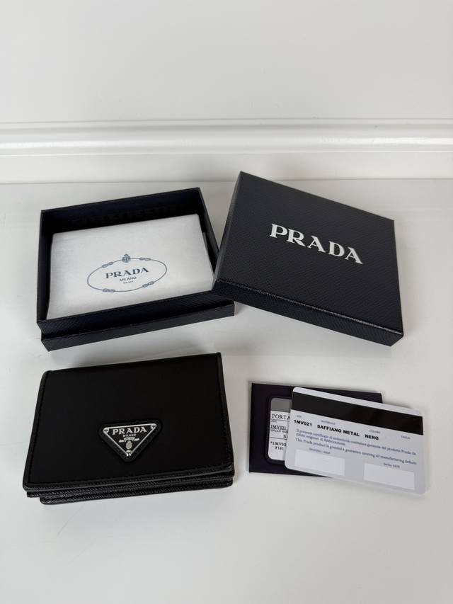 p家→按扣式开合短夹，男女通用，型号1Mv021，一个钞票隔层，四个卡槽，两个内部口袋，另外还有一个拉链式口袋，尺寸11.2X8.5Cm，功能齐全，简约大方，做