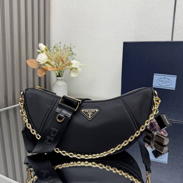 顶级原单 新款月牙包1Bh222多功能斜挎包这款Re-Nylon手袋采用再生尼龙面料制作，精致而百搭，融合档案库造型与实用的当代风格。半月廓形，搭配可拆卸运动风