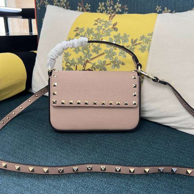 型号:4007 Garavani 粒面小牛皮手袋，配以铆钉元素。得益于肩带和提手的设计，这款手袋既可肩背，斜挎，亦可手提。 -磁扣开合 -可拆卸肩带 -内部三层