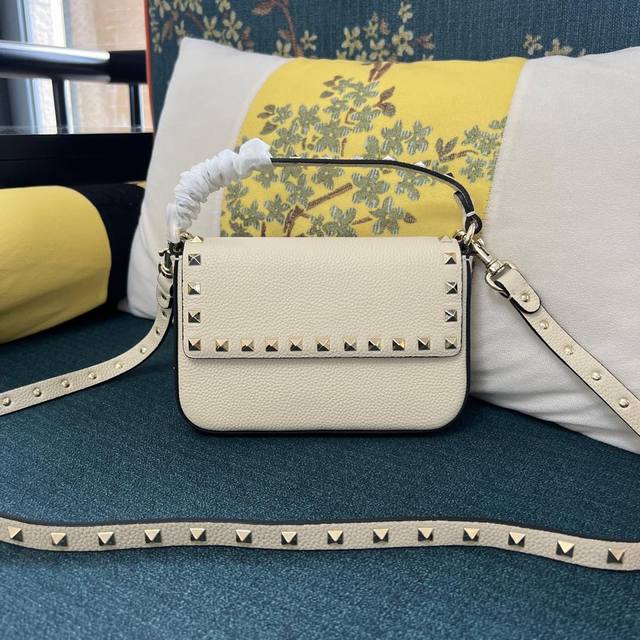 型号:4007 Garavani 粒面小牛皮手袋，配以铆钉元素。得益于肩带和提手的设计，这款手袋既可肩背，斜挎，亦可手提。 -磁扣开合 -可拆卸肩带 -内部三层