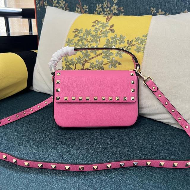 型号:4007 Garavani 粒面小牛皮手袋，配以铆钉元素。得益于肩带和提手的设计，这款手袋既可肩背，斜挎，亦可手提。 -磁扣开合 -可拆卸肩带 -内部三层