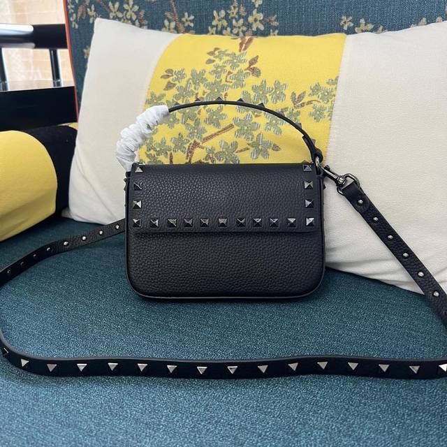 型号:4007 Garavani 粒面小牛皮手袋，配以铆钉元素。得益于肩带和提手的设计，这款手袋既可肩背，斜挎，亦可手提。 -磁扣开合 -可拆卸肩带 -内部三层