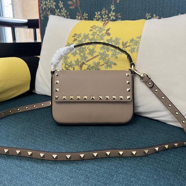 型号:4007 Garavani 粒面小牛皮手袋，配以铆钉元素。得益于肩带和提手的设计，这款手袋既可肩背，斜挎，亦可手提。 -磁扣开合 -可拆卸肩带 -内部三层