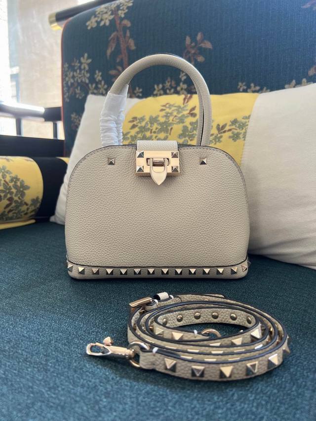 型号:2069 Garavani Rockstud粒面小牛皮手袋，得益于可拆卸肩带和皮革提手的设计，这款手袋既可肩背斜挎亦可手提。 -镀金属铆钉和配件 -钩扣开