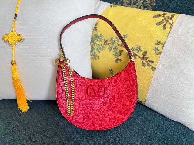 型号:0069 Vlogo Signature迷你亮面小牛皮Hobo手袋，配可调节链条肩带，可肩背或手提 皮革Logo 复古黄铜做旧日效果金属配件 拉链开合 尺