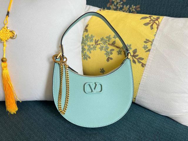 型号:0069 Vlogo Signature迷你亮面小牛皮Hobo手袋，配可调节链条肩带，可肩背或手提 皮革Logo 复古黄铜做旧日效果金属配件 拉链开合 尺