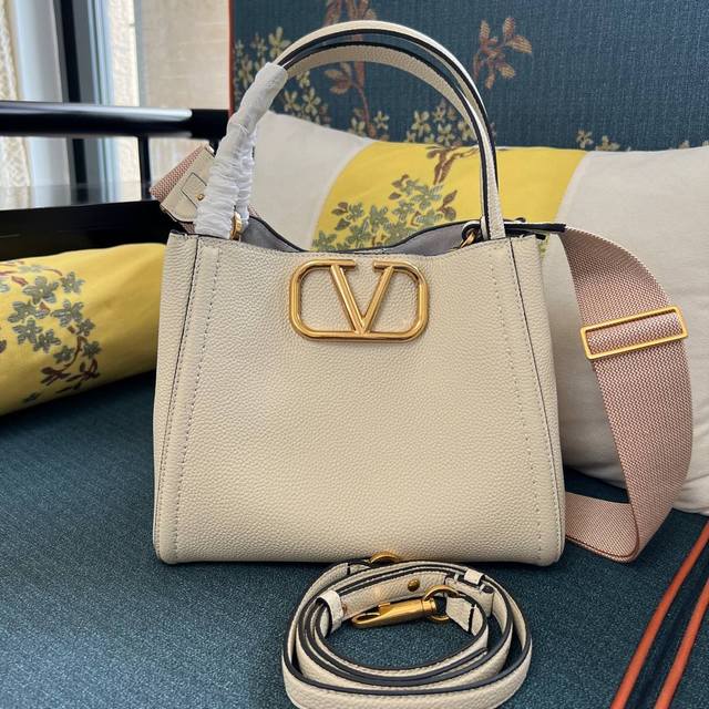 中号 型号:2089M Garavanie中号粒面小牛皮手袋，配以金属Vlogo Signature元素。得益于肩带和提手的设计，这款手袋既可肩背，斜挎，亦可手