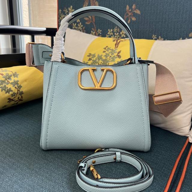 中号 型号:2089M Garavanie中号粒面小牛皮手袋，配以金属Vlogo Signature元素。得益于肩带和提手的设计，这款手袋既可肩背，斜挎，亦可手