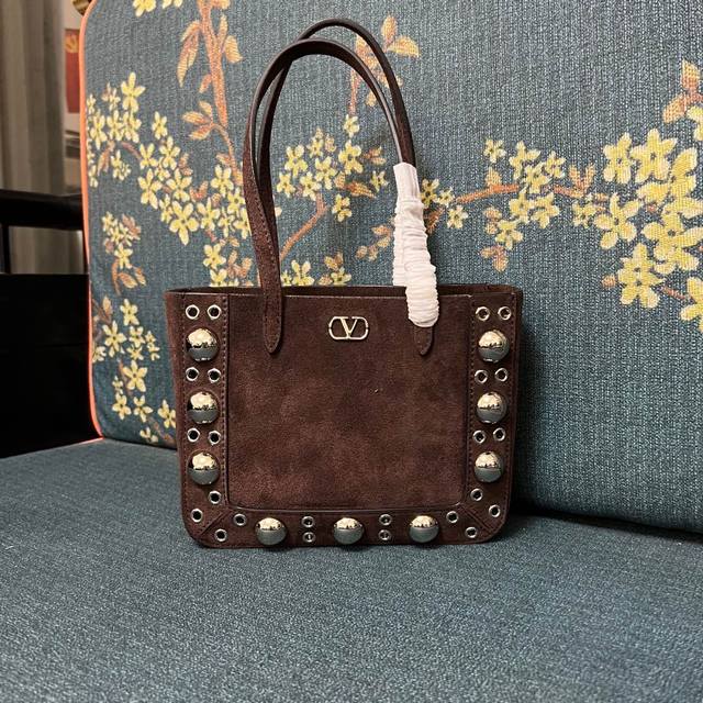 型号: 小号 Garavani Nellcte 小牛皮小号手袋，饰以球状铆钉和圆形镂空装饰。 镀钯金属配件 小号金属 Vlogo Signature 细节 内部